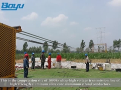 ひもでつな送電線ひもでつなぐことは頭上式のコンダクターのための油圧圧縮機に用具を使う